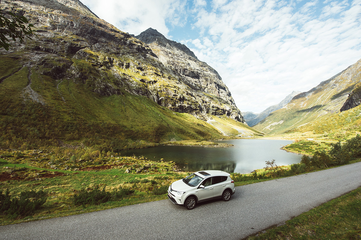 Johan Lolos, photographe belge amoureux de la splendeur brute de la Norvège, arpente le pays en Toyota RAV4 Hybride pour nous en révéler toute la beauté.