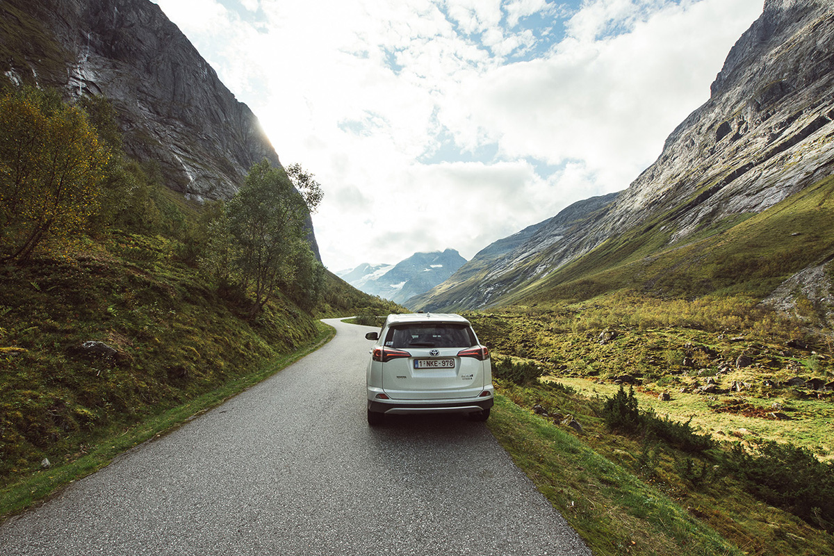 Johan Lolos, photographe belge amoureux de la splendeur brute de la Norvège, arpente le pays en Toyota RAV4 Hybride pour nous en révéler toute la beauté.
