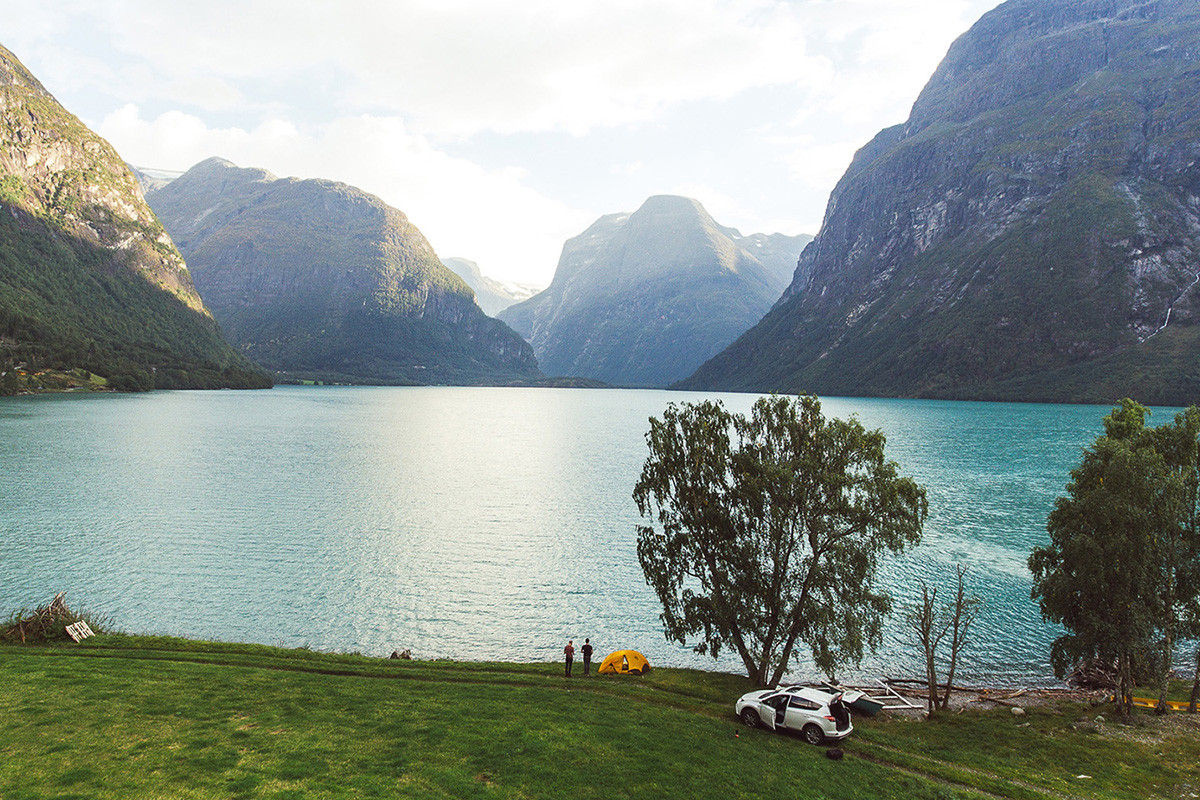 Johan Lolos, photographe belge amoureux de la splendeur brute de la Norvège, arpente le pays en Toyota RAV4 Hybride pour nous en révéler toute la beauté.
