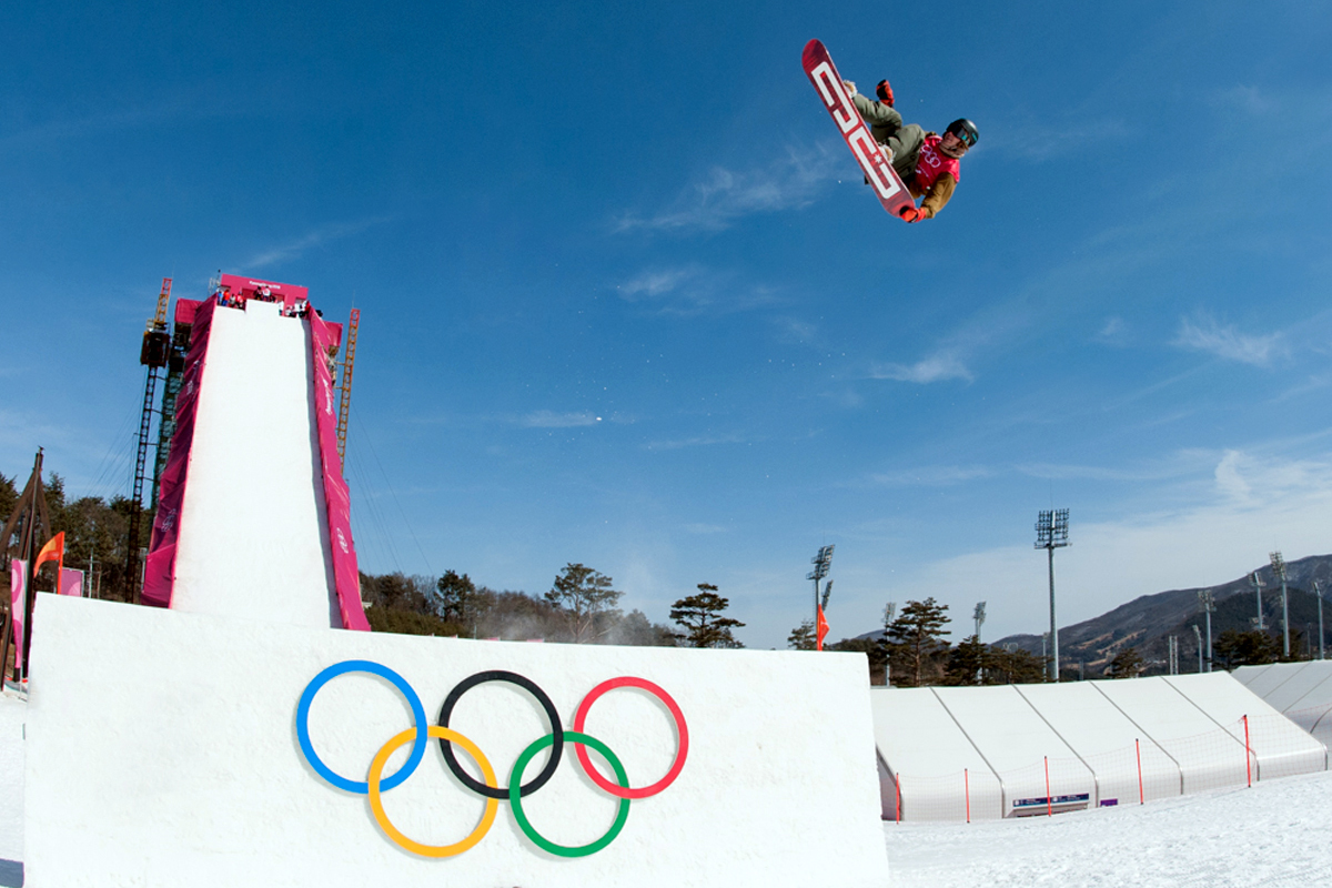 L’athlète olympique Sebbe De Buck est le plus heureux sur son snowboard ; dans son Toyota C-HR il trouve confort et sportivité.
